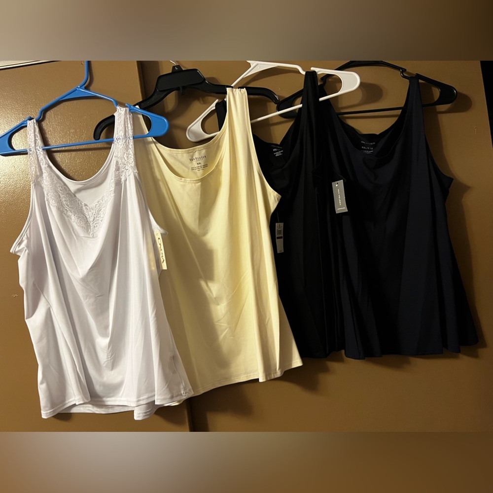 🛍️ Bundle of 4 Van Heusen tops/ undershirts